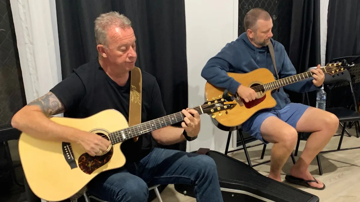 Campfire guitar lessons for adults on the Gold Coast at Gold Coast School of Guitar