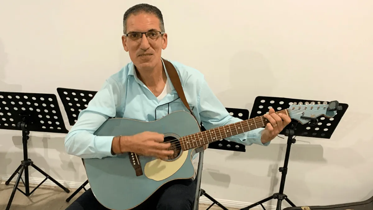 Gold Coast School of Guitar adult group lessons in Carrara helping frustrated beginners finally play songs