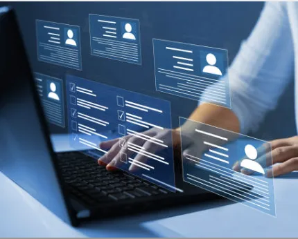 hr searhing online for candidates