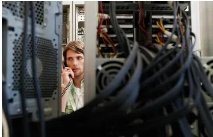 What is the difference between IT support and tech support?