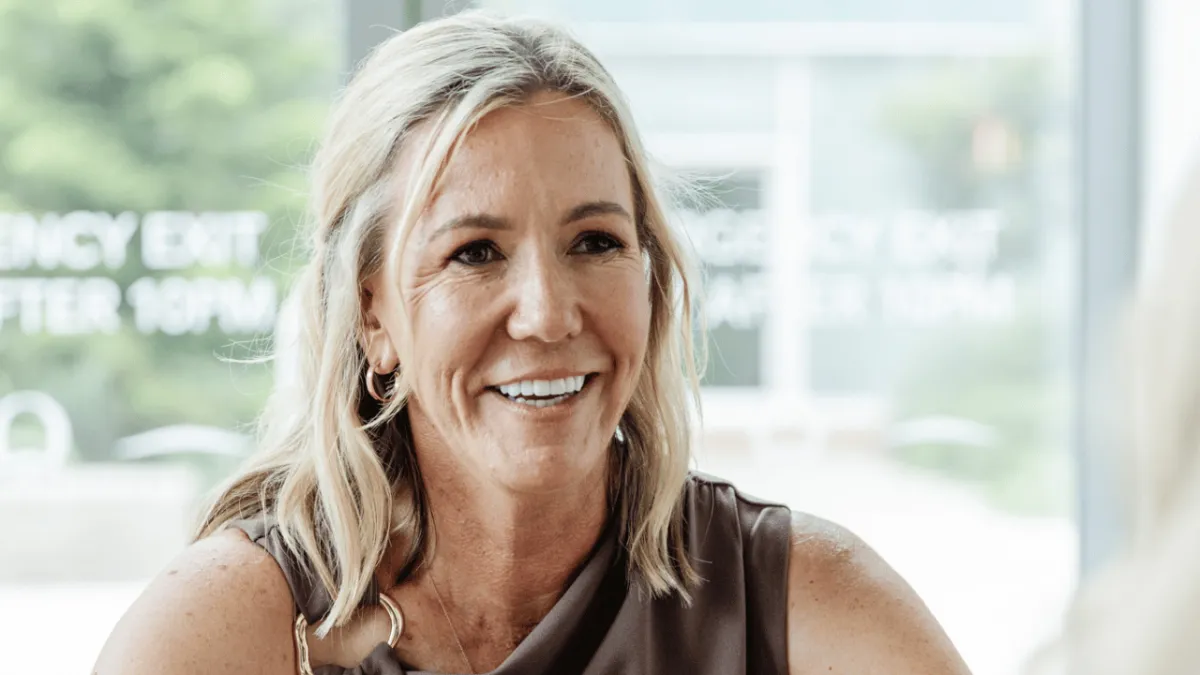 Insurance professional discussing the no-advice insurance model in a simple and clear way