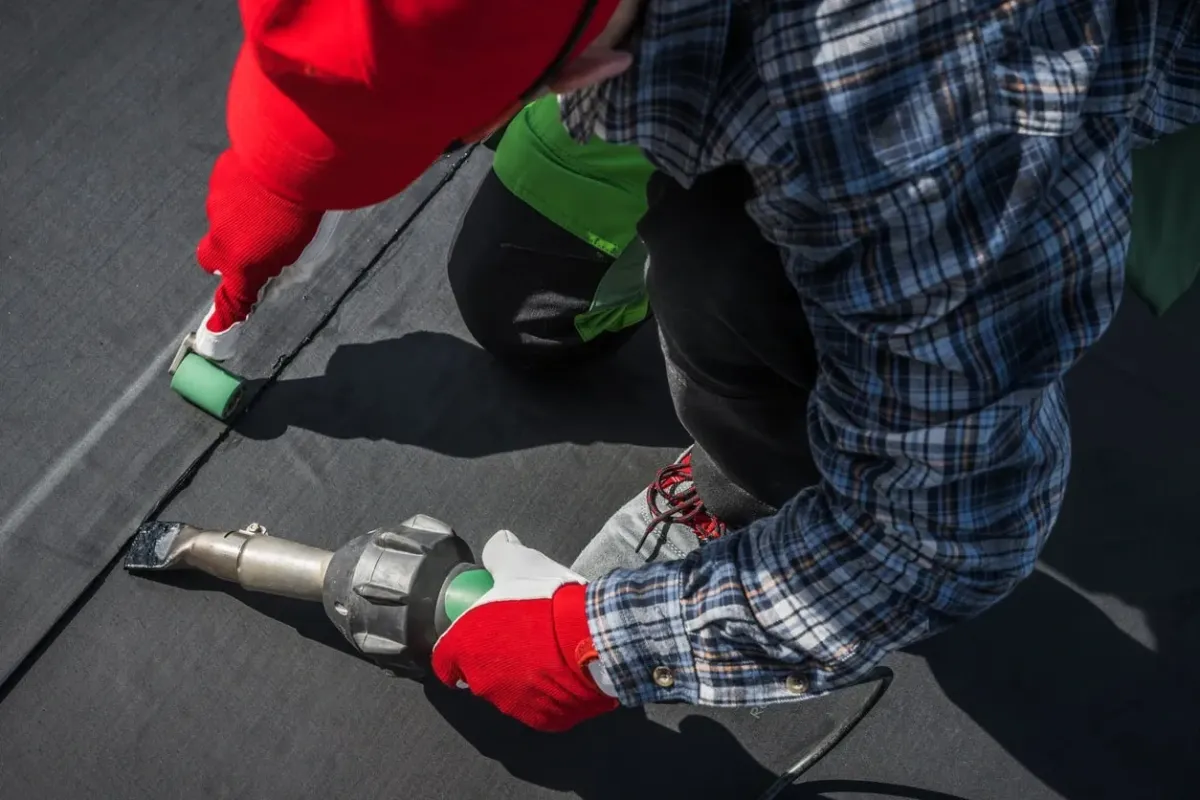 an expert roofer fixing the roof