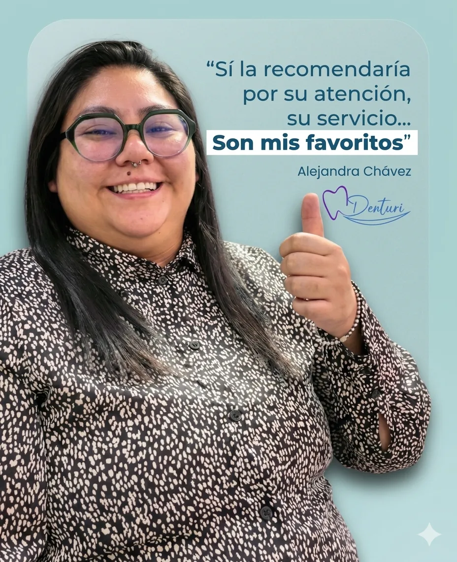 Paciente satisfecho sonriendo con resultados naturales en clínica Denturi