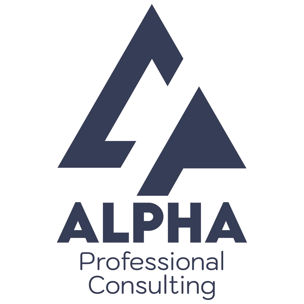 Empresaria latina sonriente revisando gráficos de marketing en una laptop moderna en oficina luminosa con decoración minimalista y pizarras con estrategias en azul.