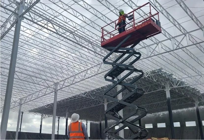 Técnico realizando mantenimiento industrial en planta de producción