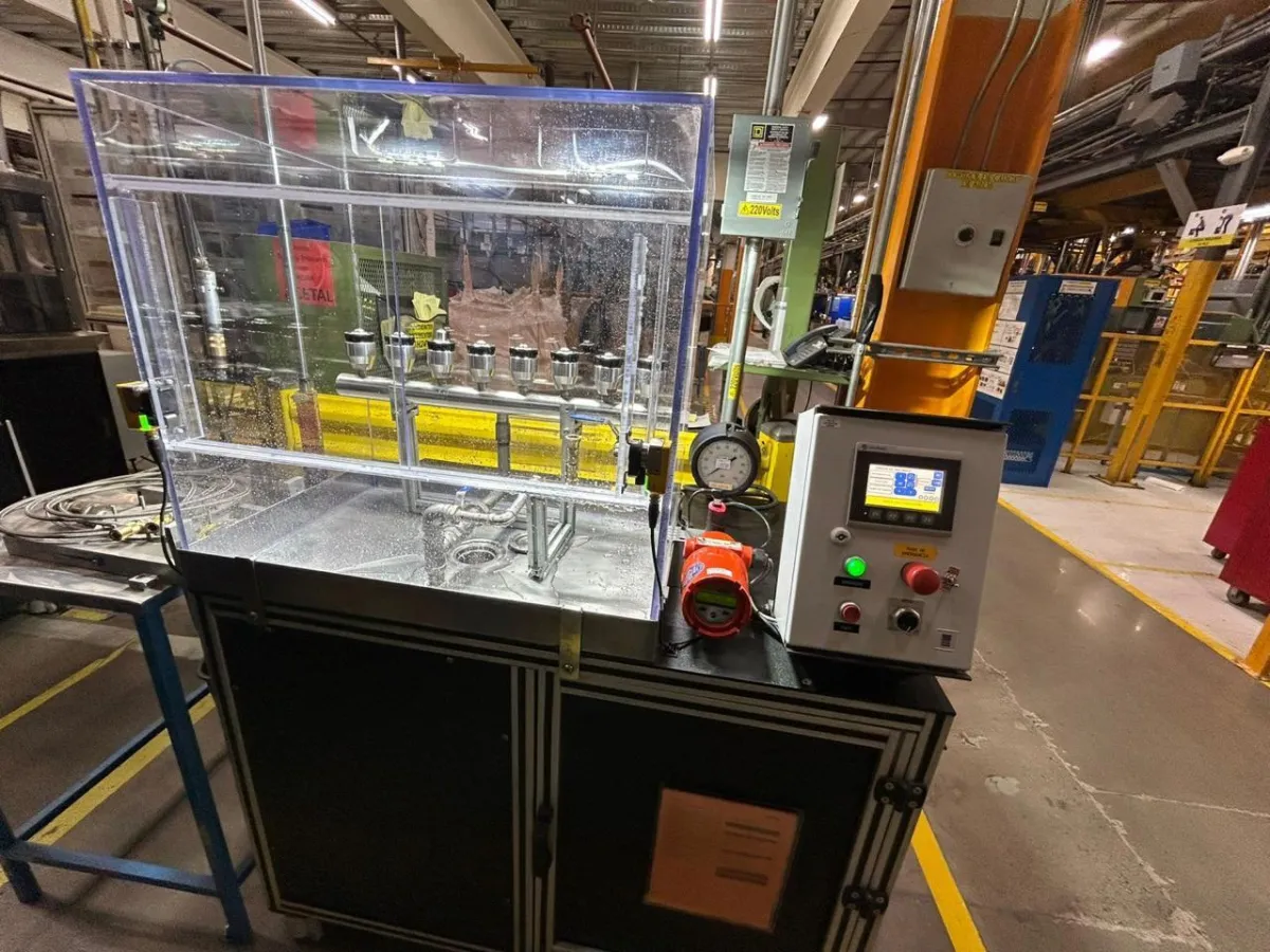 Técnico realizando mantenimiento industrial en planta de producción