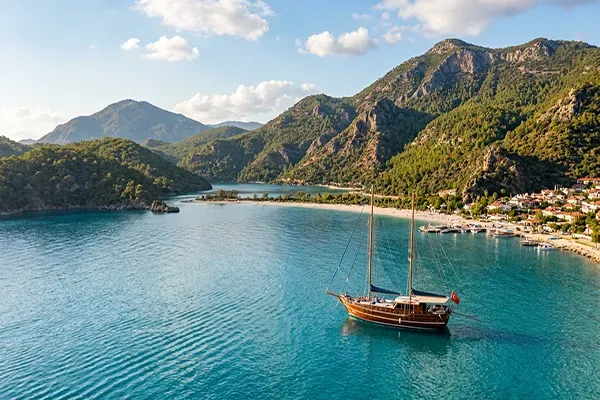 Frühling. Sonne. Beheizte Pools in der Türkei