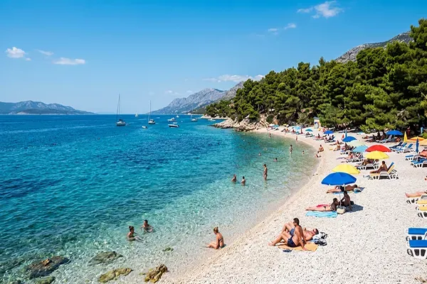 raumhafte Strände an der kroatischen Adriaküste mit türkisblauem Wasser, weißen Kieseln und beeindruckender Naturkulisse.
