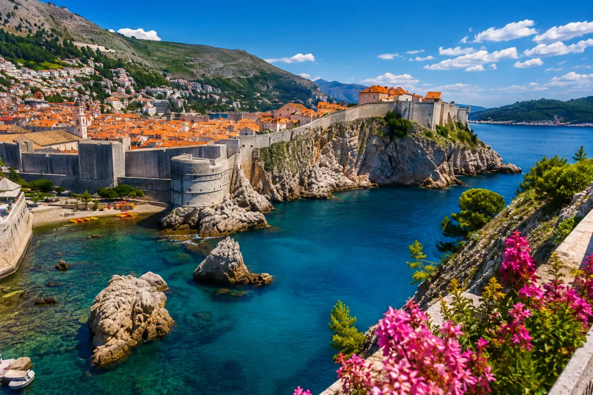 Panoramablick auf die Adriaküste mit der historischen Altstadt von Dubrovnik, der Bucht von Kotor und den beeindruckenden Berglandschaften Montenegros.