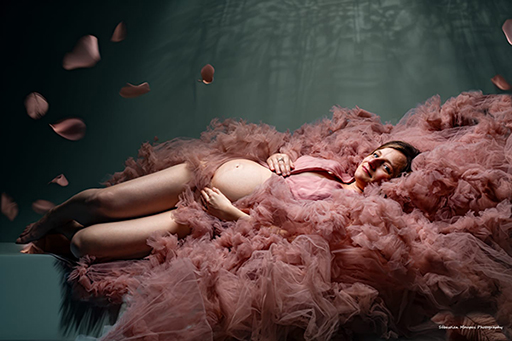 Séance photo grossesse artistique en studio par L’Émotion Voyage