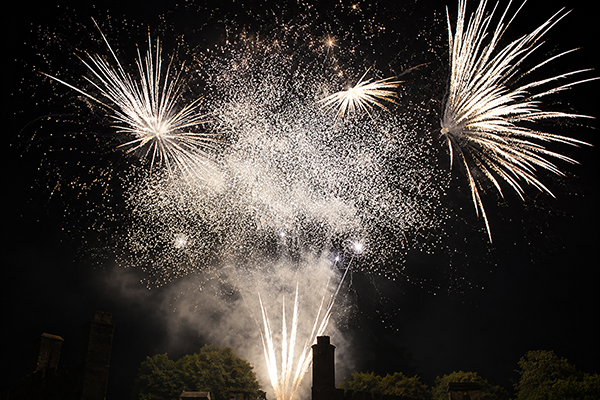 Pourquoi choisir un feu d’artifice pour sublimer votre mariage ou votre événement ?