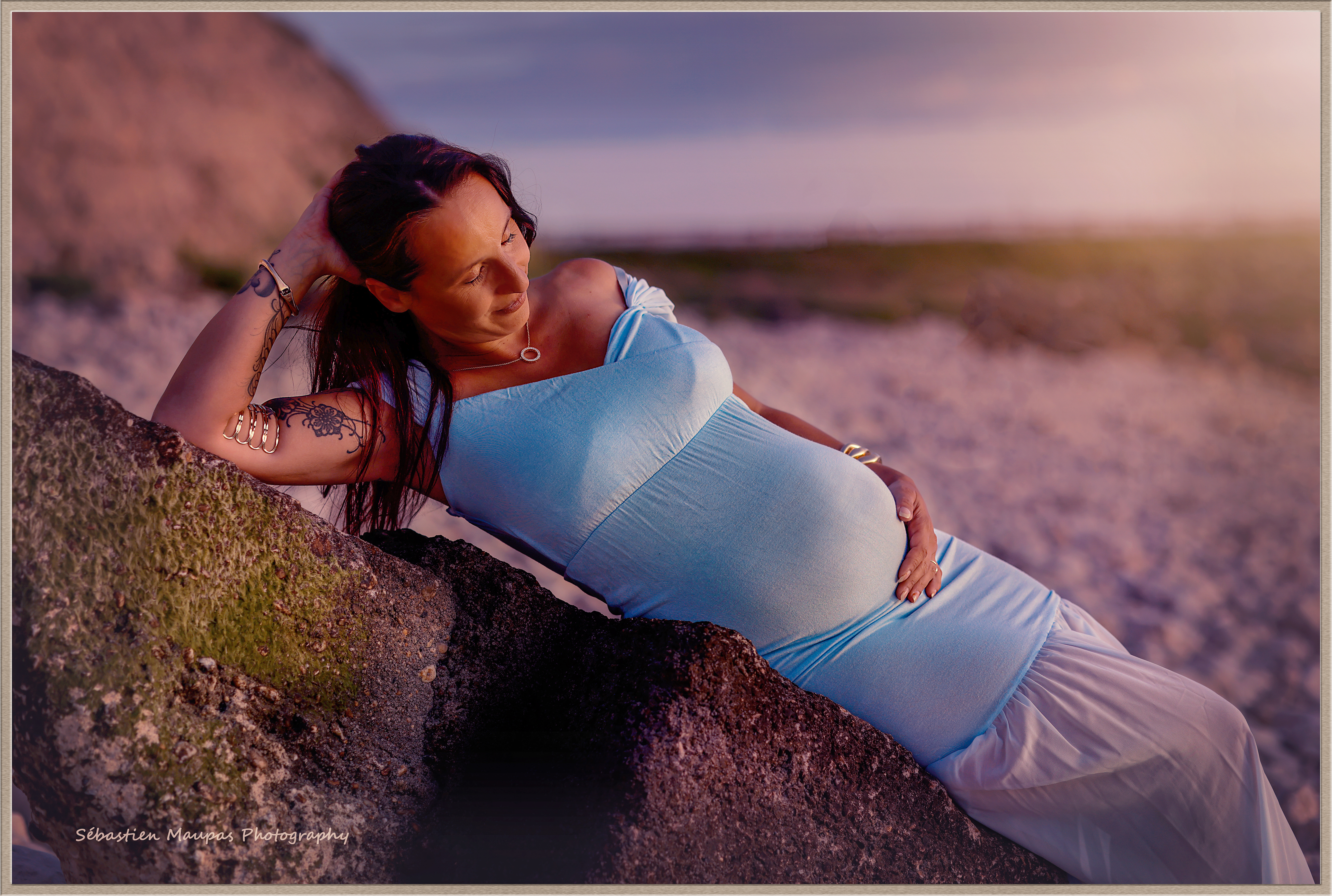 Femme enceinte en robe bleue lors d’une séance photo de grossesse à la plage, Falaise de L'Houmeau, La Rochelle