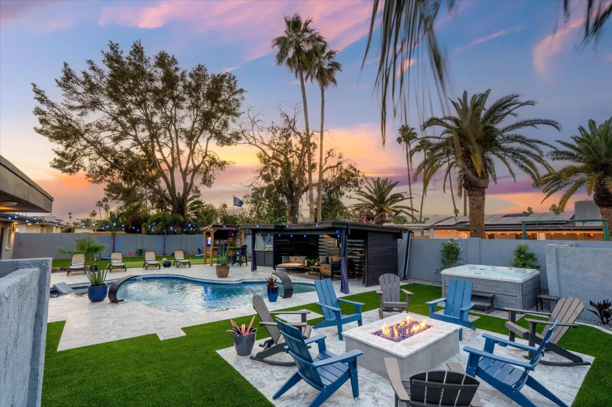 Luxury resort-style backyard with pool, spa, and sunken lounge at HÓZHÓ Scottsdale