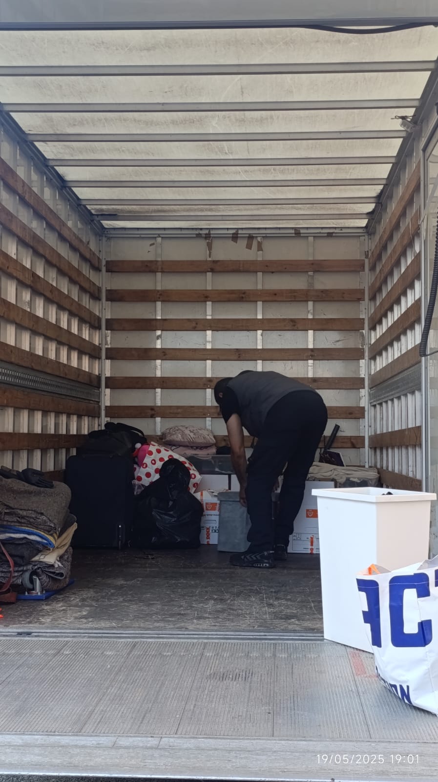 Verhuiswagen laden met dozen en meubels tijdens verhuis in België