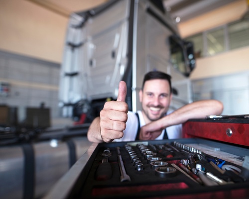 Bild eines Mechanikers in einer KFZ-Werkstatt