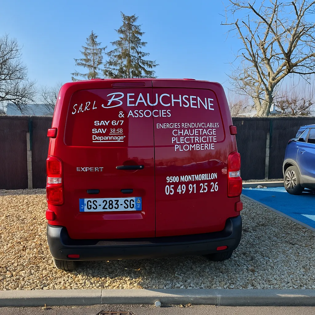 Détail d’une enseigne rétroéclairée posée par les techniciens de CreaPub 86
