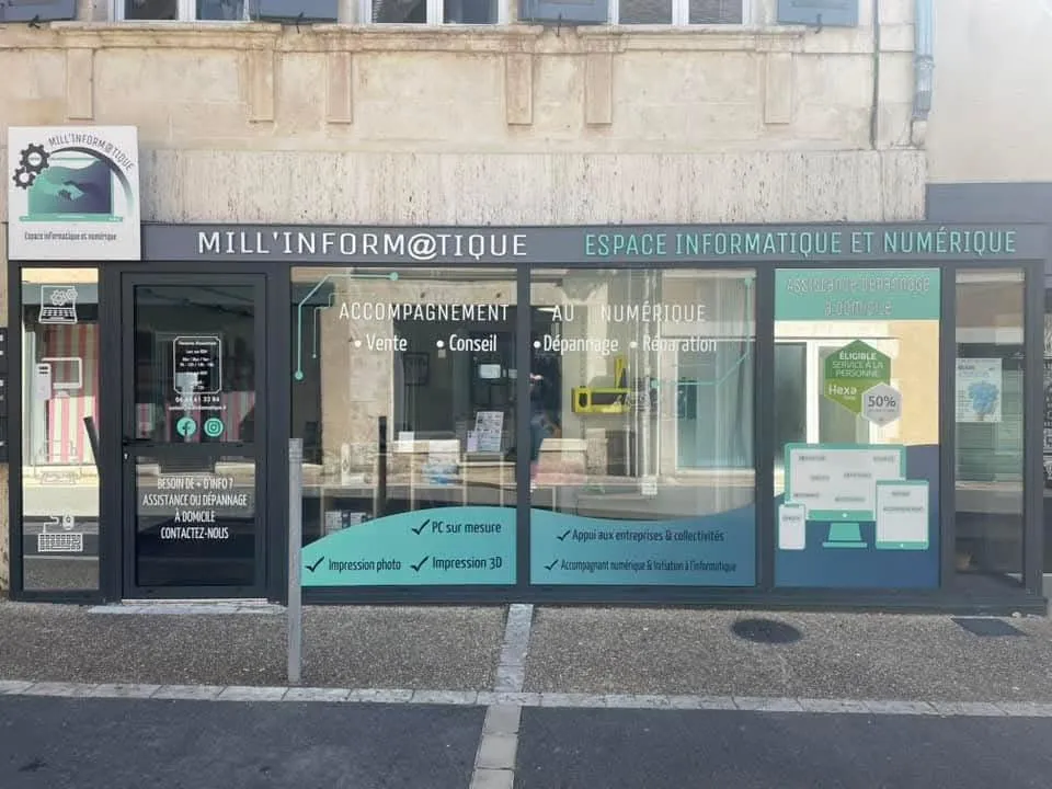 Totem signalétique installé sur site industriel dans la Vienne – visibilité maximale garantie