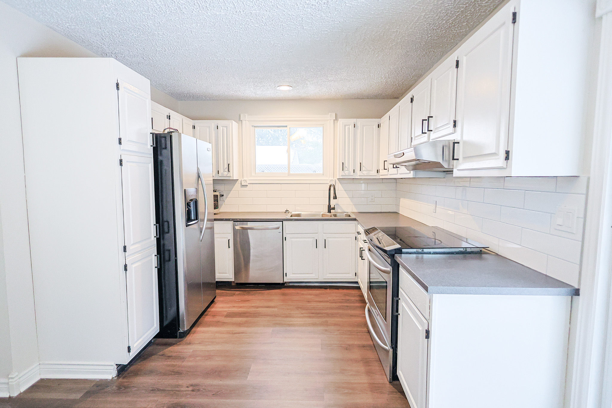 a living room filled with furniture and a kitchen
