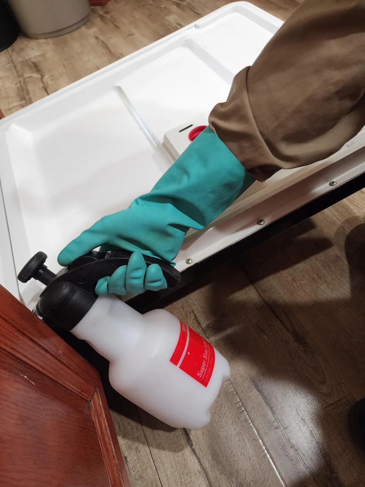 A professional pest control technician from Diaz Pest Services spraying eco-friendly treatment around a suburban home. Providing residential and commercial pest control services in he Inland Empire, includingSan Bernardino, Fontana and Rialto
