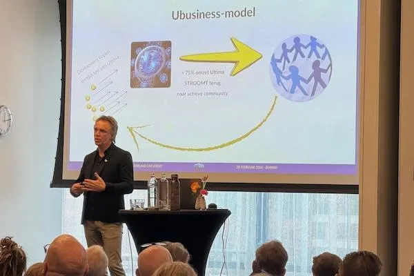 Man geeft presentatie voor 200 mensen — financiële vrijheid en leven vanuit je genius — Inpact Erik van Beek