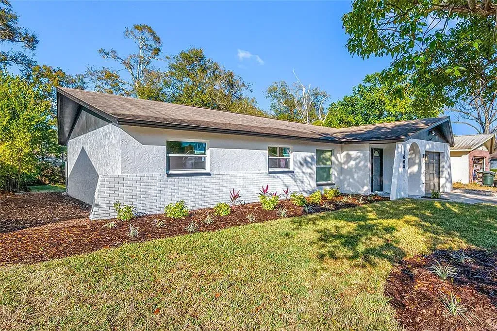 Lawncare team detailing the yard of a modern home