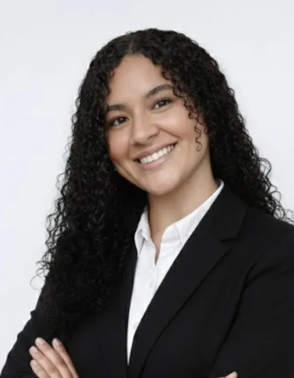 Alejandra, Directora de Ventas de MigraPlus