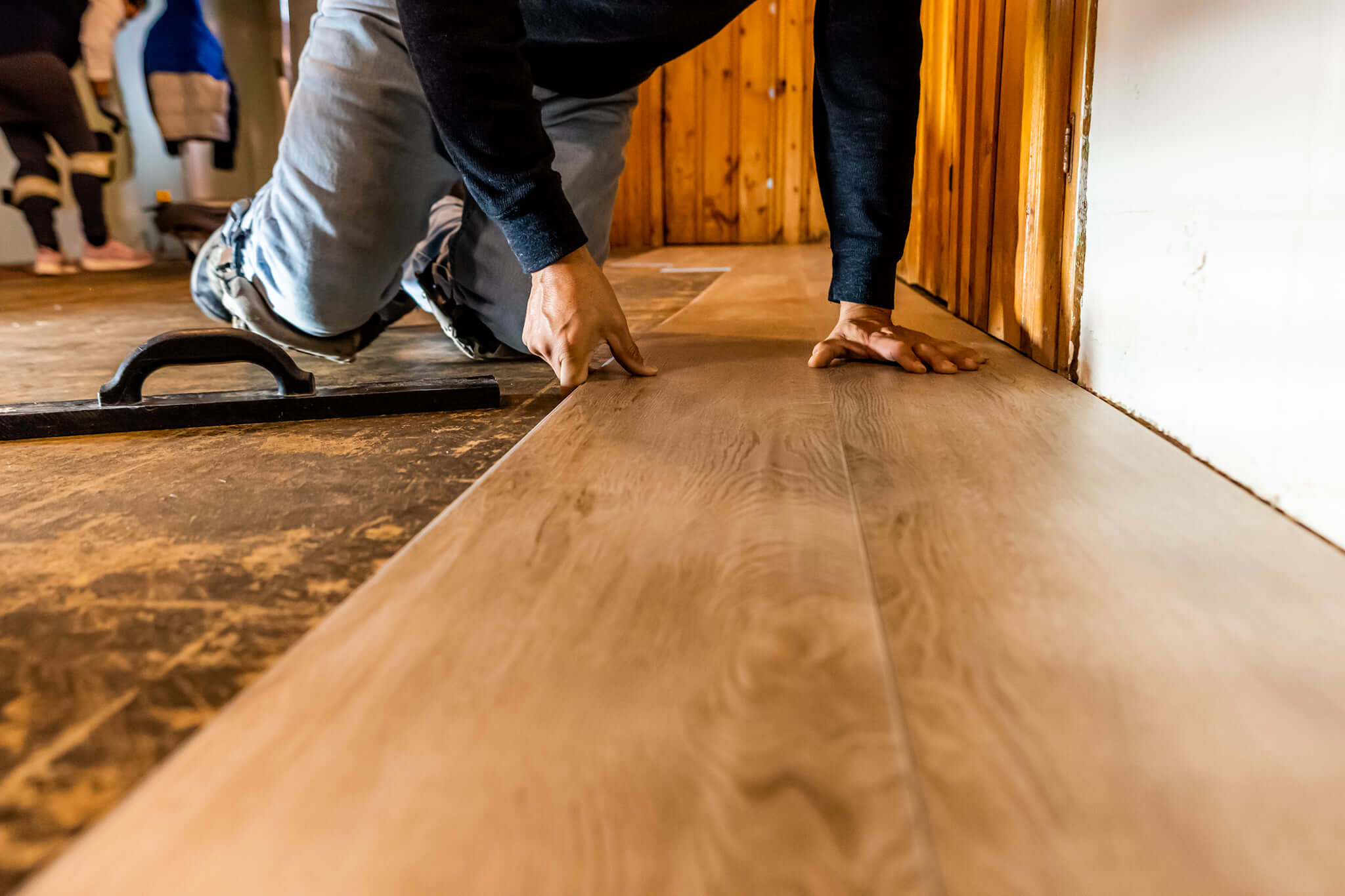 a black and white photo of a building