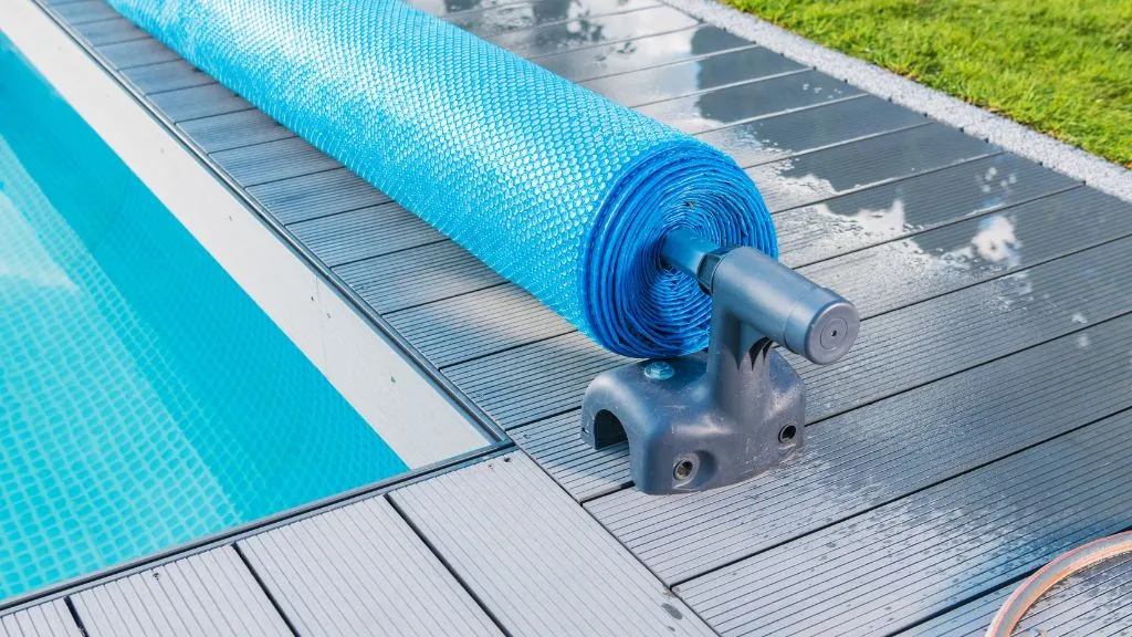 Do Solar Blankets Help Heat a Pool? | Triton Pools