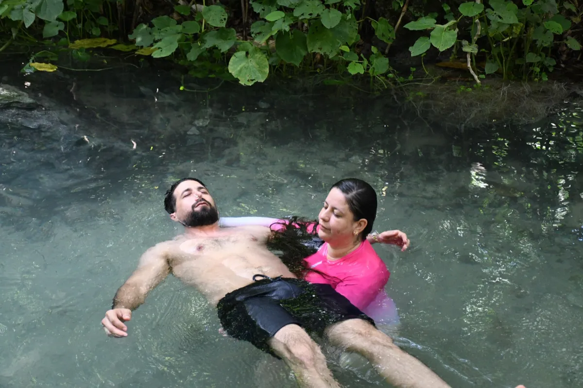 Sesión terapéutica y sensorial de Terapia de Agua en entorno cálido y minimalista