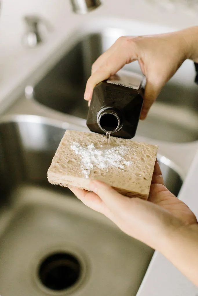 non-toxic cleaning solutions lemon vinegar baking soda