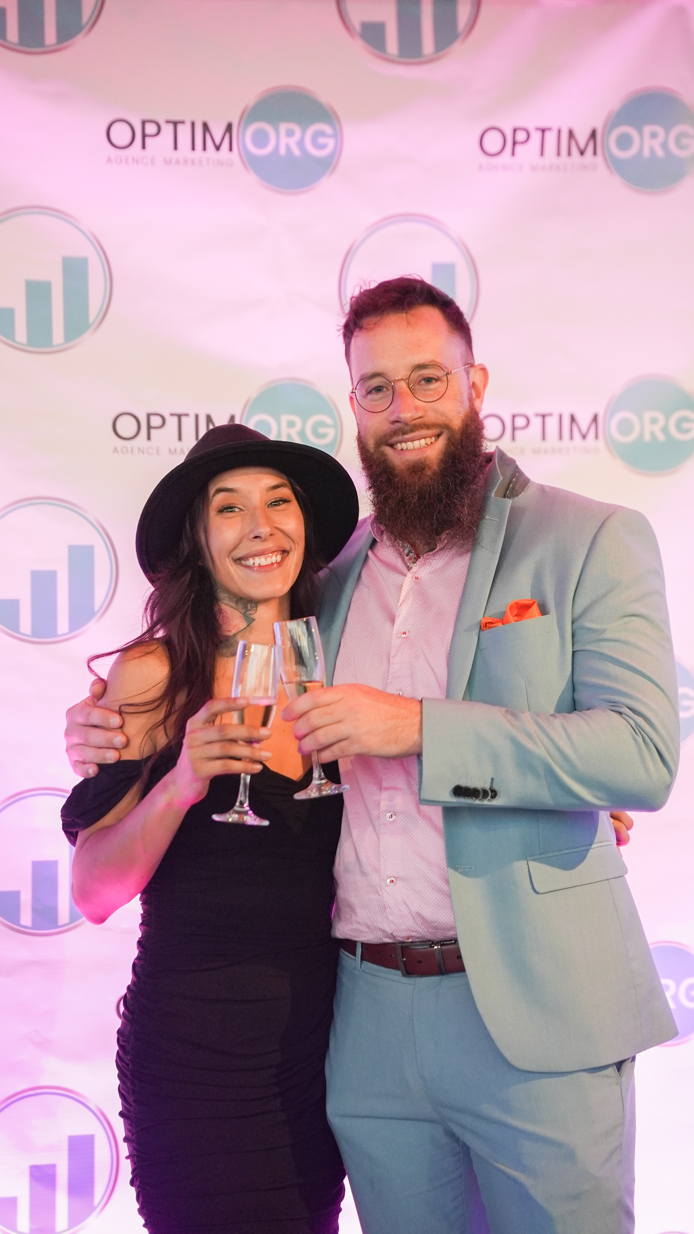 Analyse de performance et optimisation marketing illustrées par des graphiques de résultats et des indicateurs stratégiques.