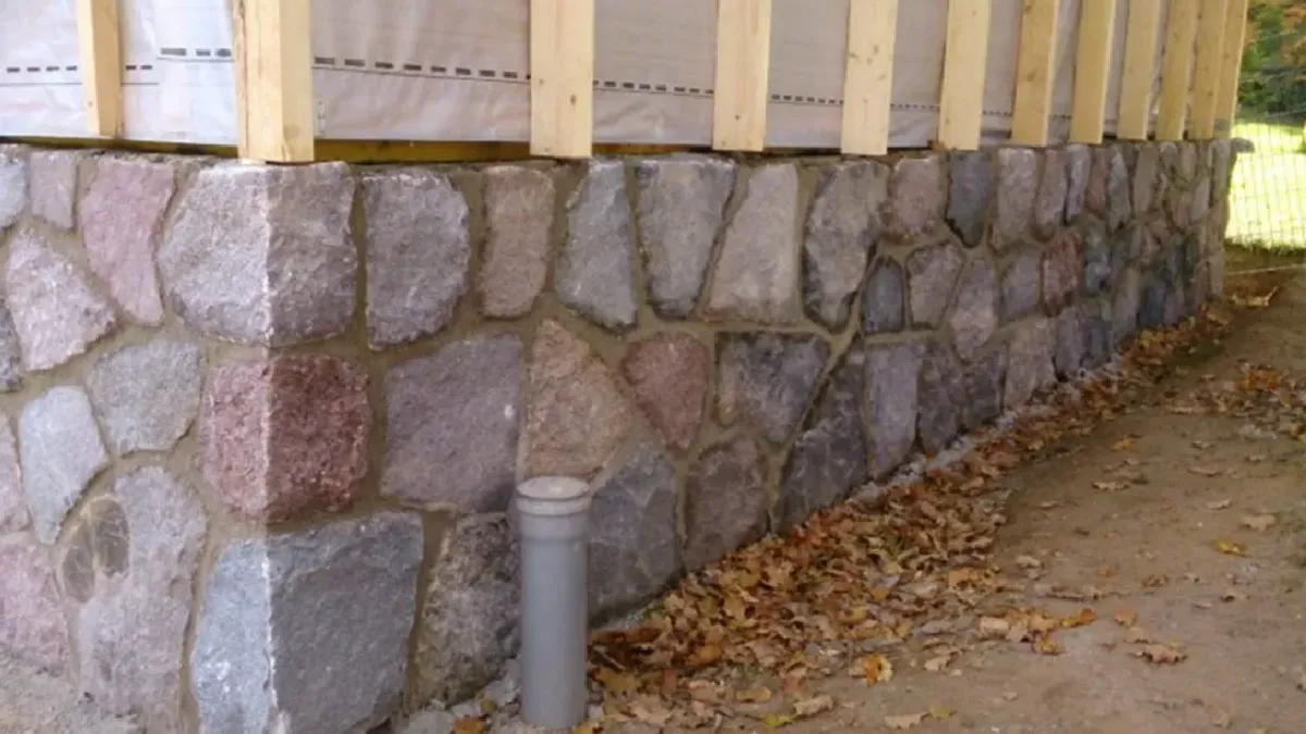 Kivikaru maakivi sokkel