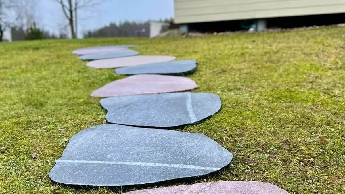 Kivikaru maakivi kõnniteeplaat