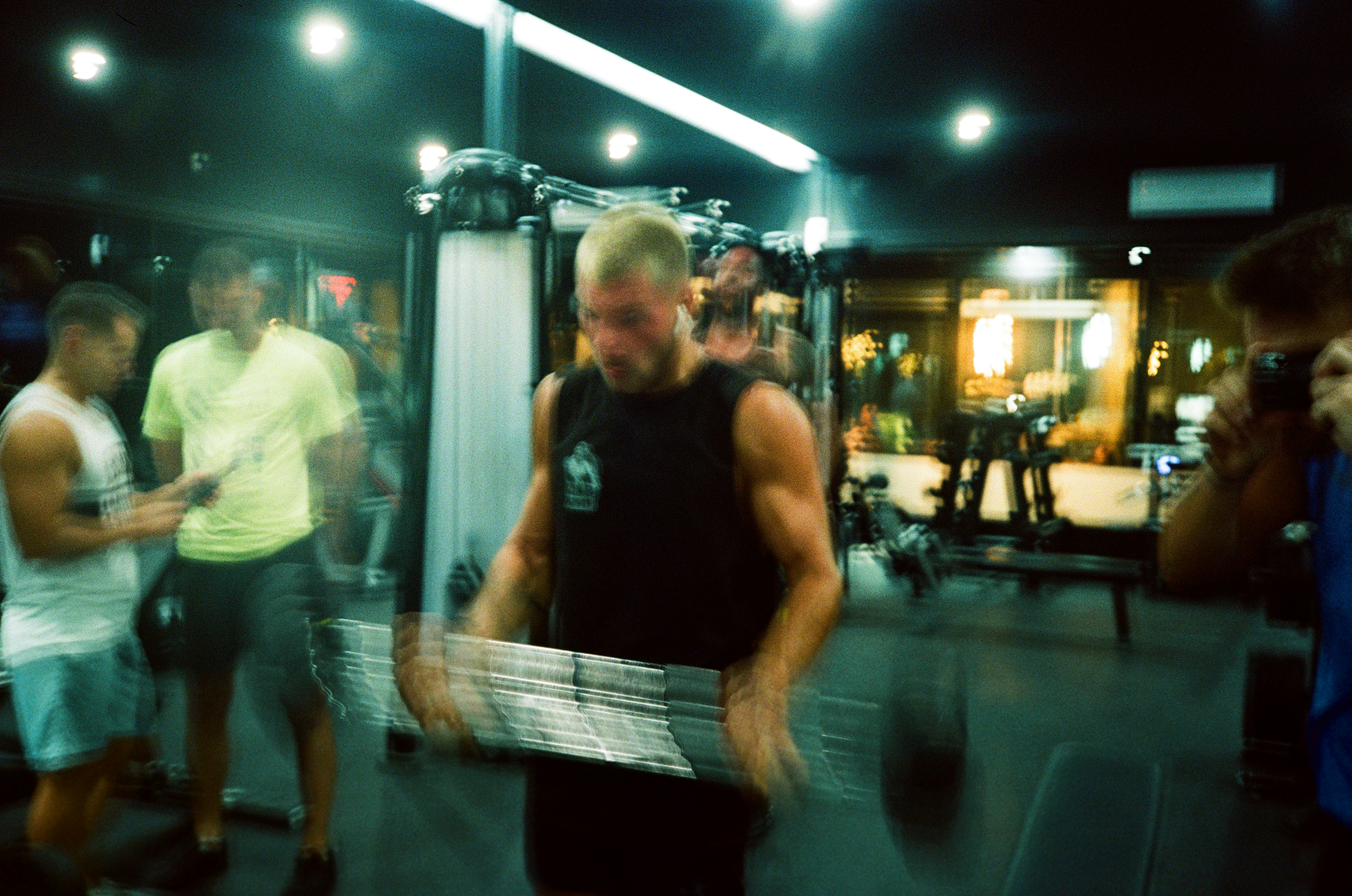 Recepción de gimnasio en hora pico con personal y socios en movimiento, reflejando una operación intensa donde pueden perderse oportunidades de seguimiento.