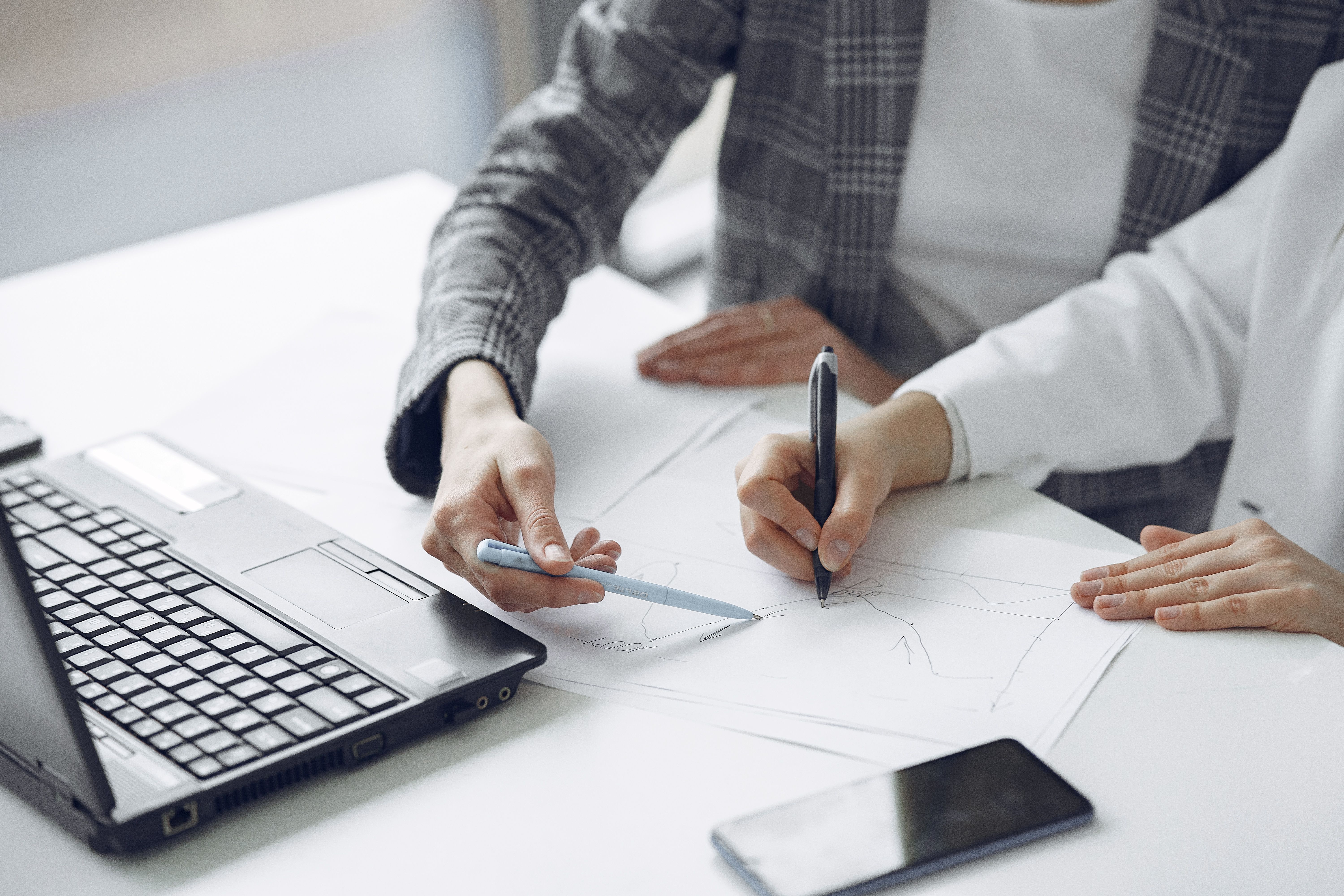 Personas analizando información y planificación empresarial para mejorar la gestión de un gimnasio.