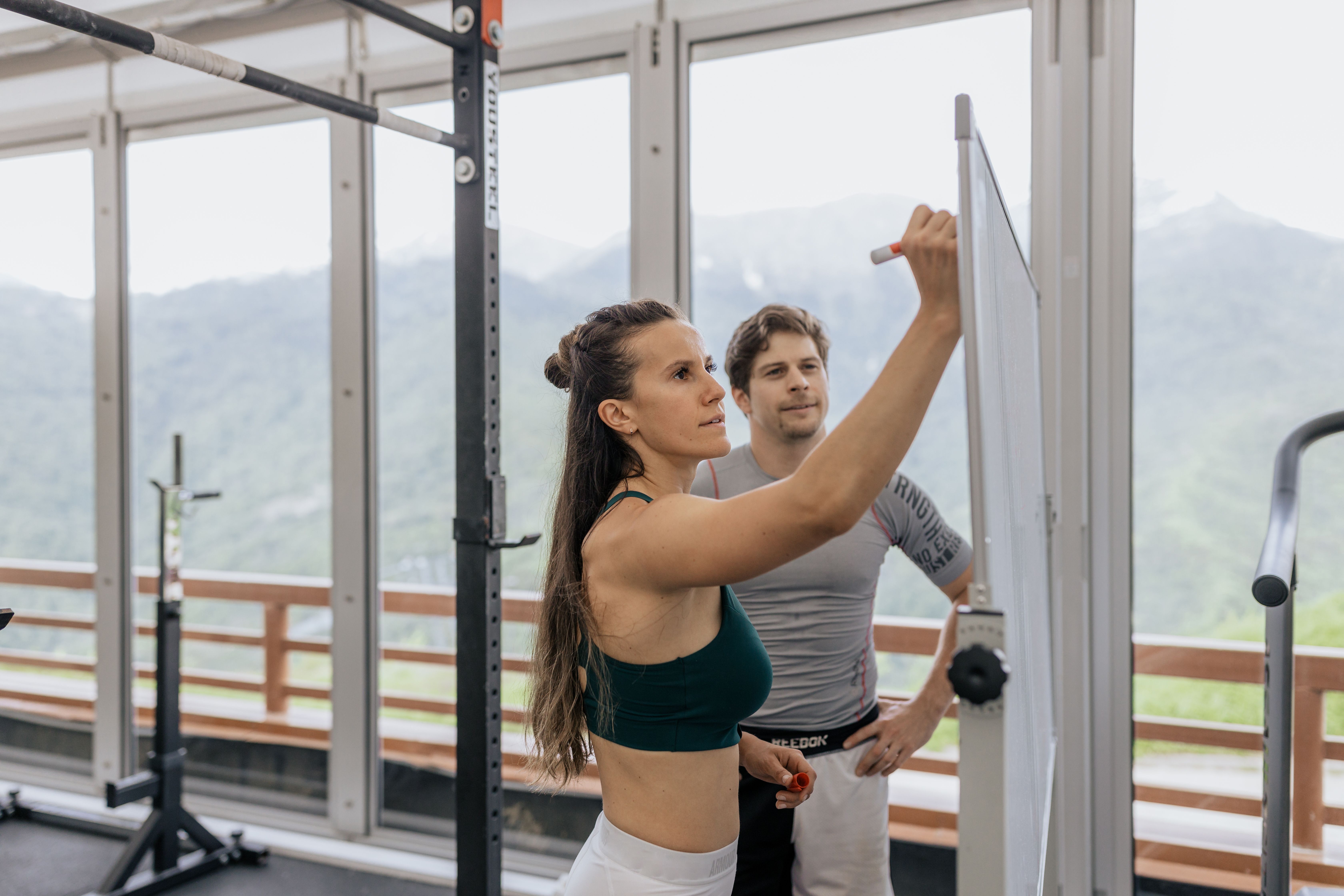 Equipo de gimnasio revisando una estrategia de atención y ventas en un pizarrón.