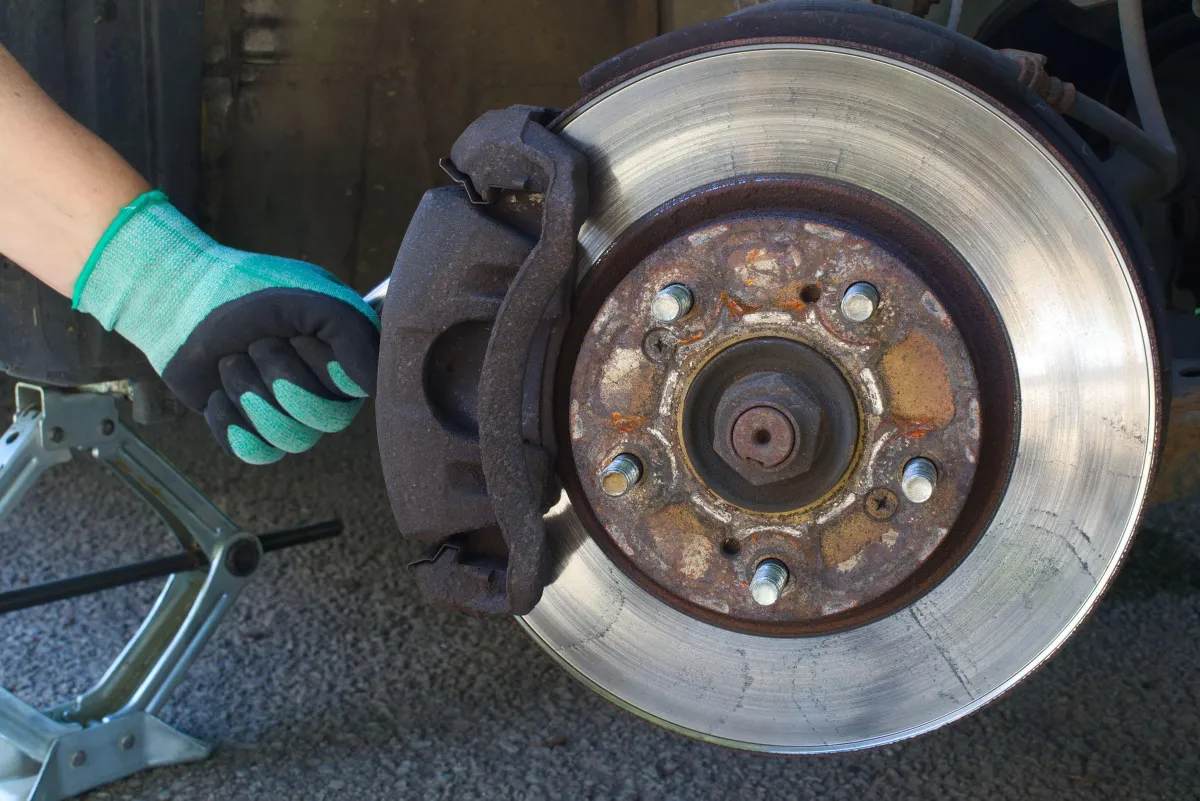 replace brakes on car service