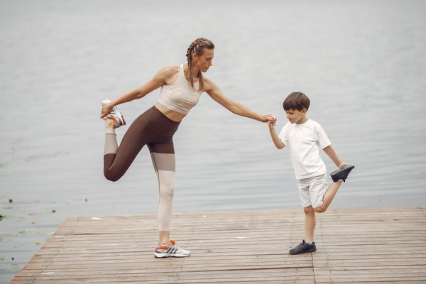 Kind balanciert auf einem Bein: Kinderyoga für mehr Konzentration