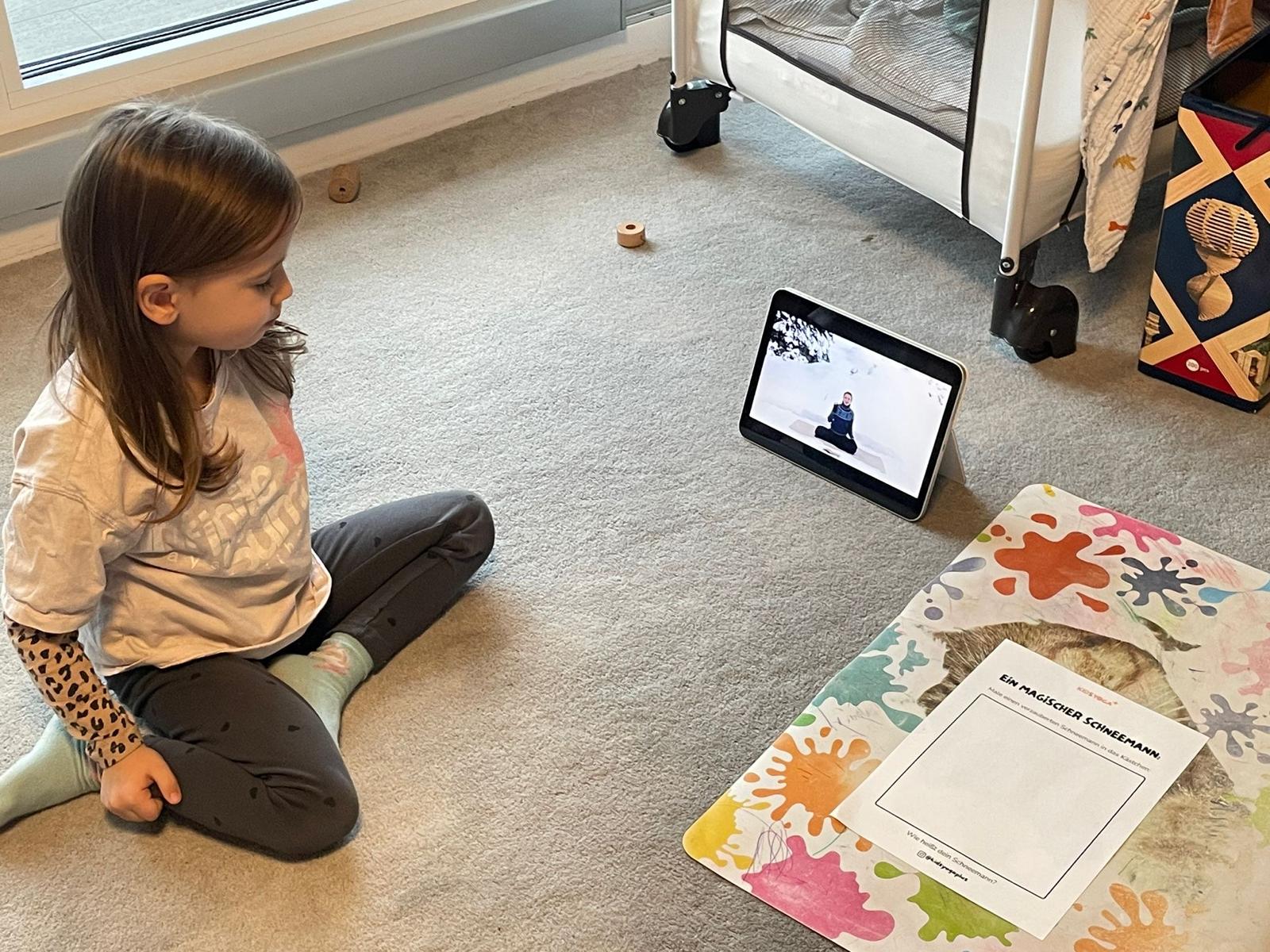 Kind mit Tablet - sinnvolle Bildschirmzeit für Kinder