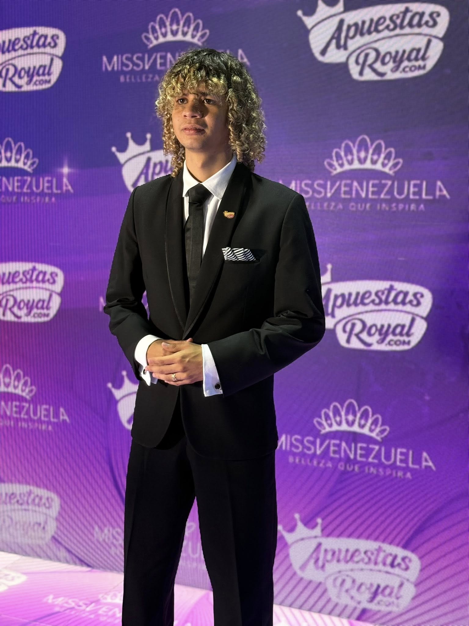 Gorra Esparta sobre fondo dorado, billetes y teléfono móvil mostrando pago digital, ambiente moderno, composición horizontal, sin personas