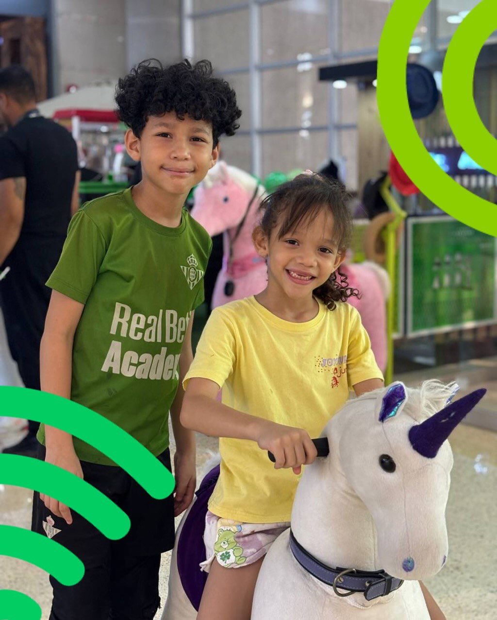 Grupo de niños haciendo fila para montar caballos de felpa
