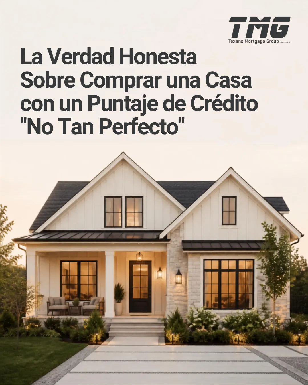 Un posible comprador de vivienda revisando documentos financieros con un profesional de bienes raíces mientras conversa sobre opciones hipotecarias y puntajes de crédito.