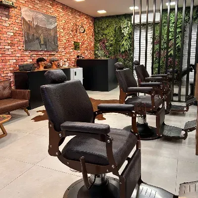 Interior da Barbearia Peaky Barbers no Centro de Santana de Parnaíba
