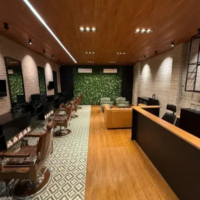 Interior da Barbearia Peaky Barbers em Alphaville