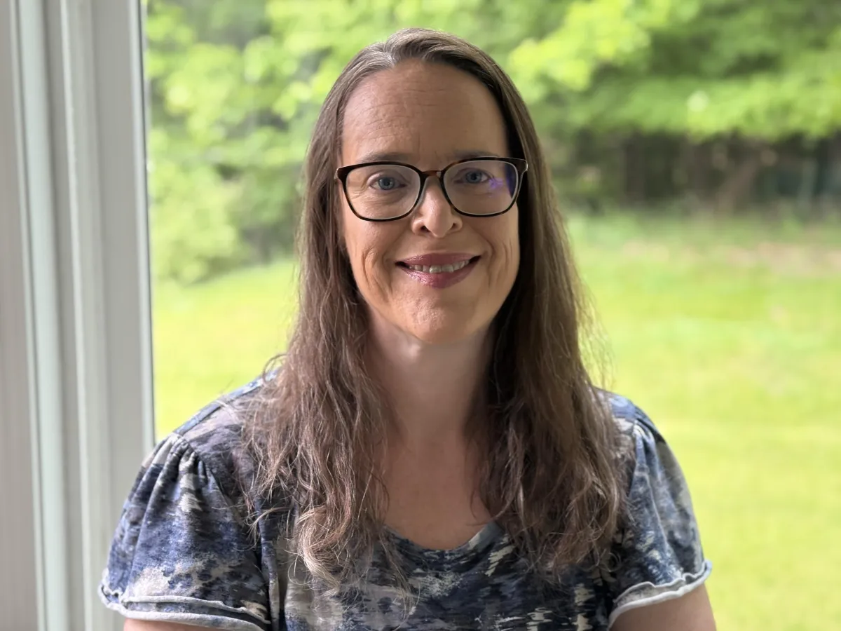 Picture of Tammi, Zoom Doggos founder, a woman with brown hair with some white streaks