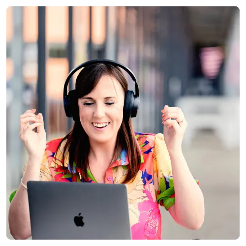 Lisa Tennant on a computer