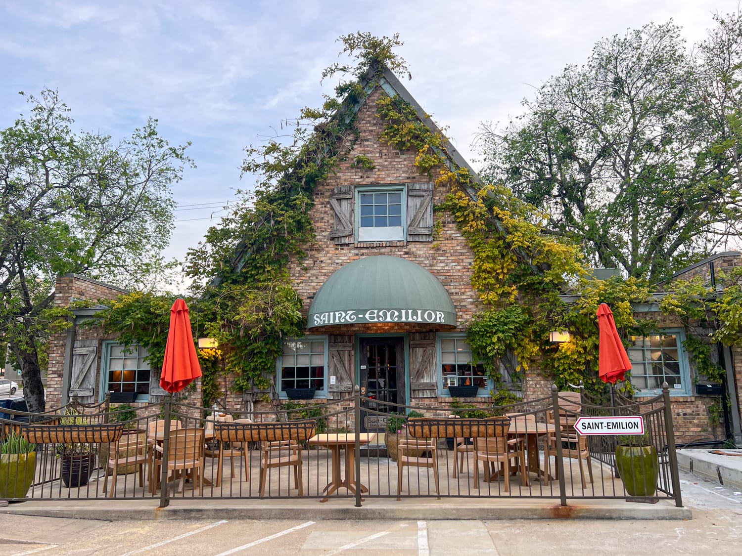Best Restaurants and BBQ Stops Around Fort Worth You Should Drive To 🍖🚗 (Trinity Auto Rentals, Fort Worth, TX)