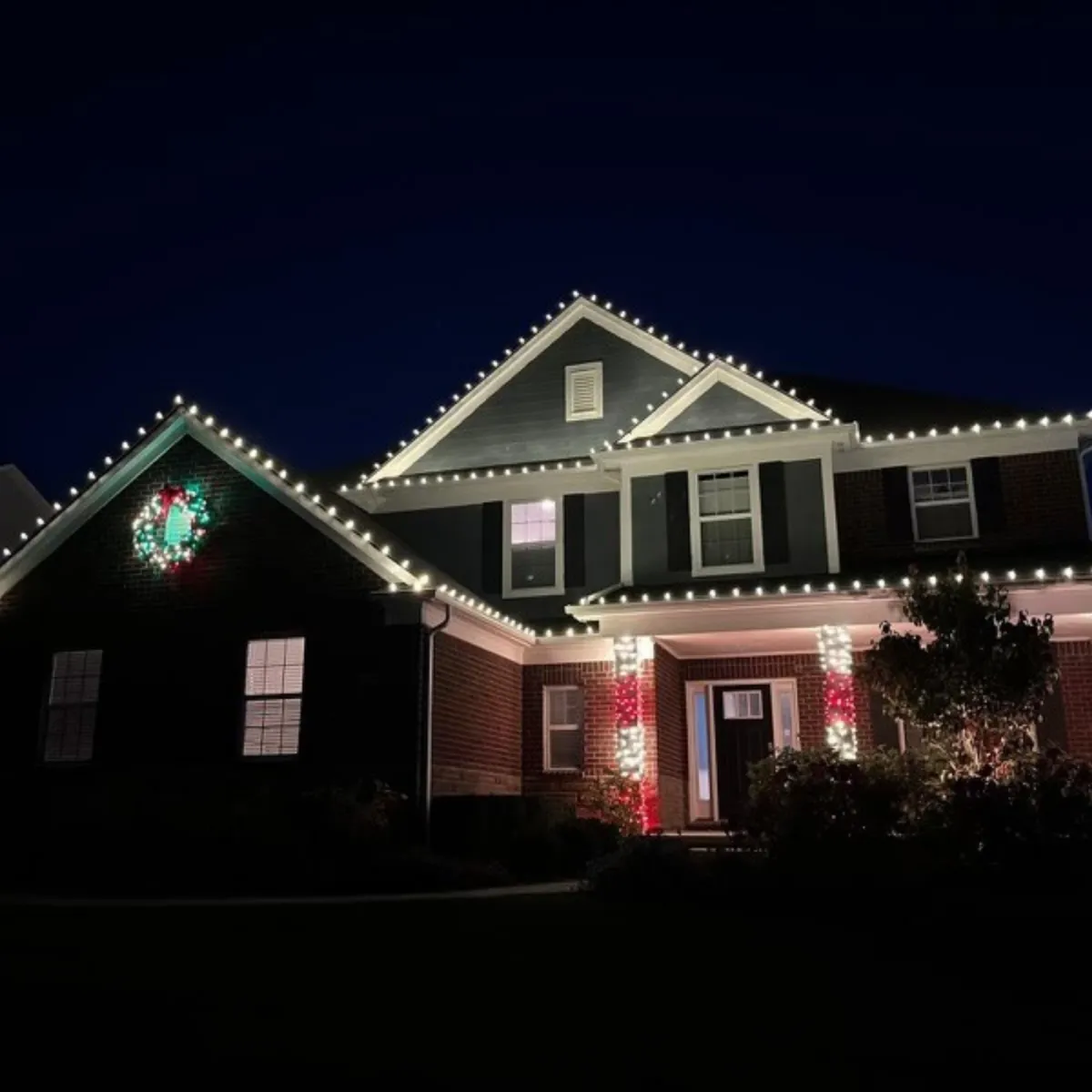 C9 roofline lights, lit wreath and mini wrapped pillars