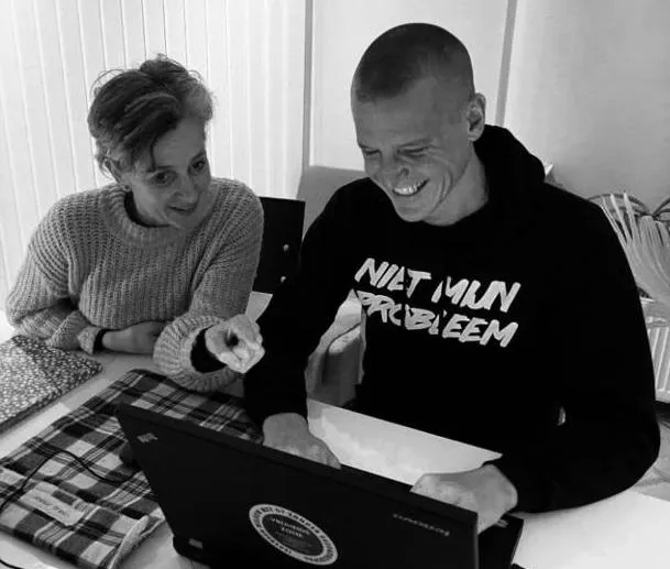 Dashboard panel with confirmation messages and WhatsApp confirmation badge