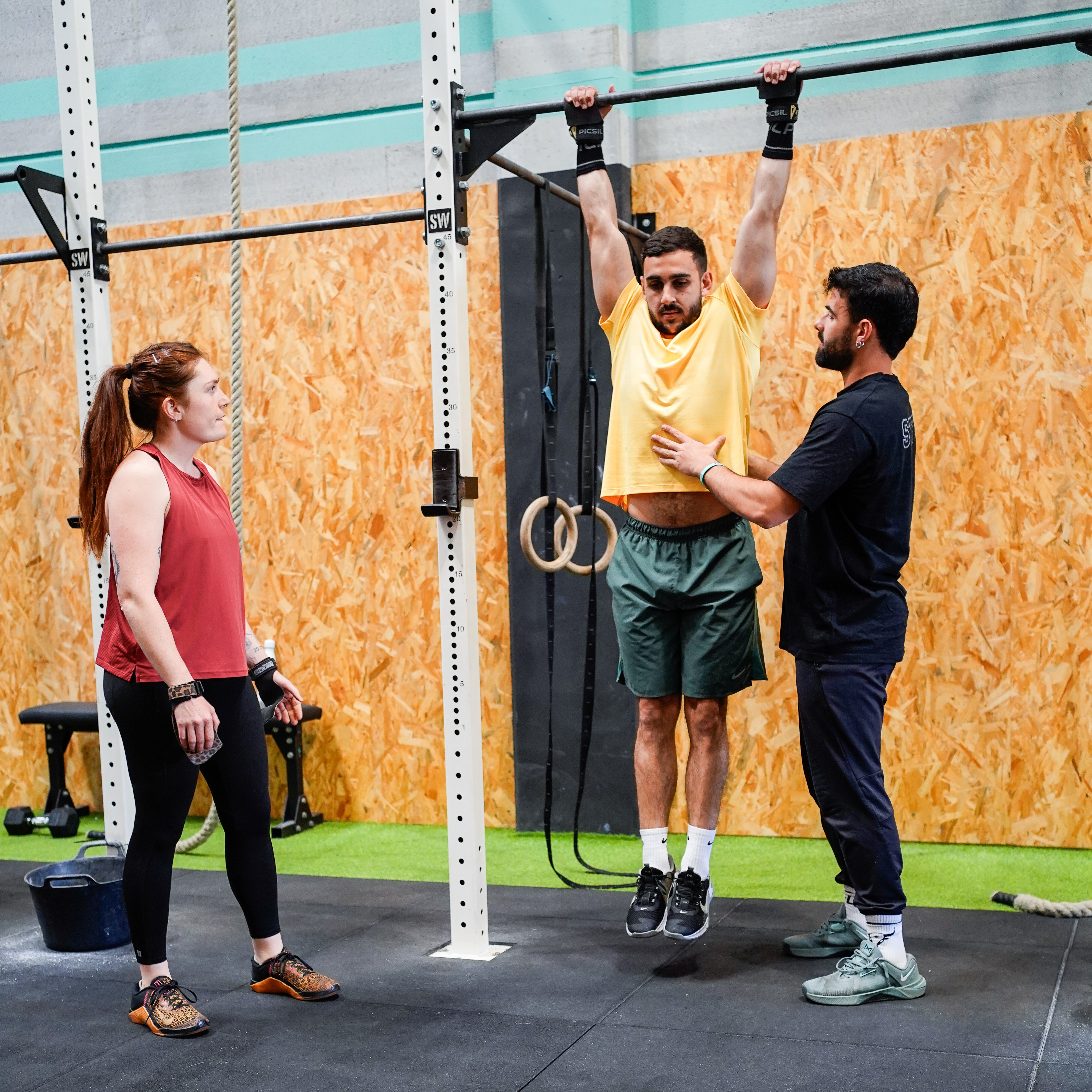 3 personas haciendo clase de CrossFit
